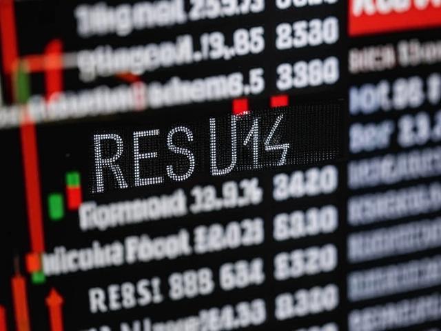 Рынок акций России начал торги с отрицательной динамики, индексы РТС и МосБиржи снизились на 0,4%